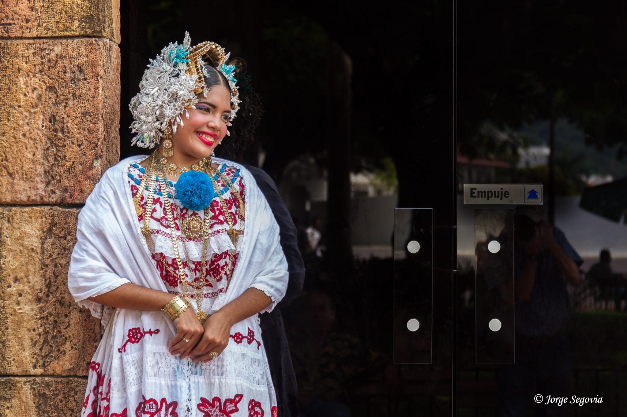 Muchacha con el traje típico panameño